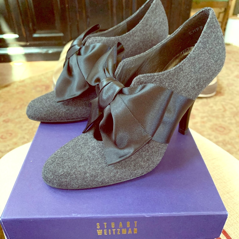 Stuart Weitzman gray flannel bootie size 5